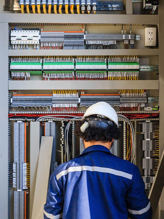 full-width-section-img-cabling-technician