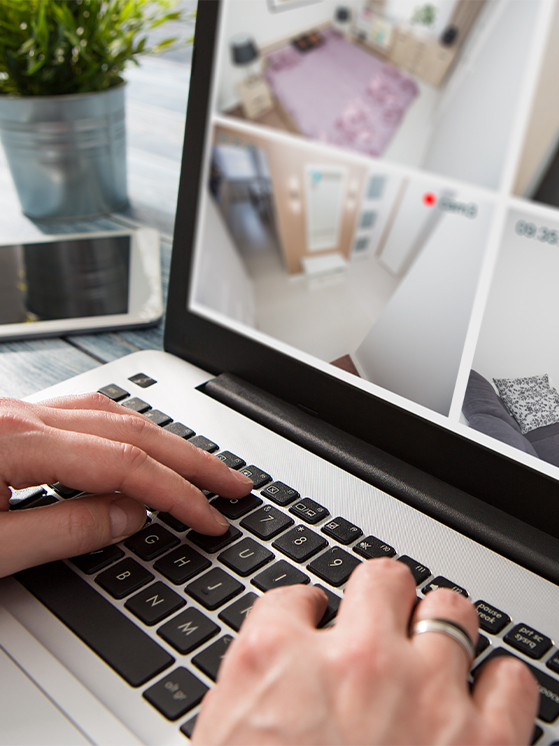 full-width-section-img-home-monitoring-laptop (1)