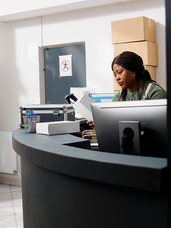 full-width-section-img-receptionist